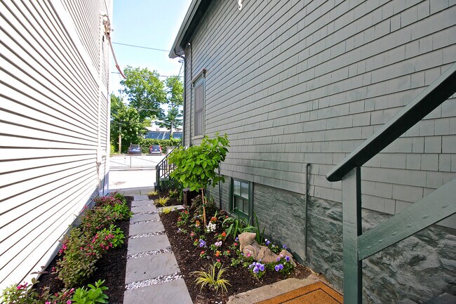 Landscape service included - 105 John St