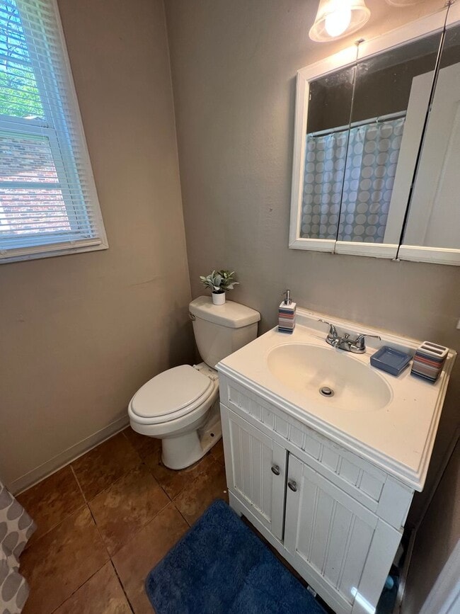 Building Photo - 3 Bed House! DEPOSIT-FREE Renting option thru OBLIGO! Deposit Alternative available.