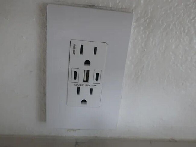 Foto del edificio - Home in move in condition and just waiting...