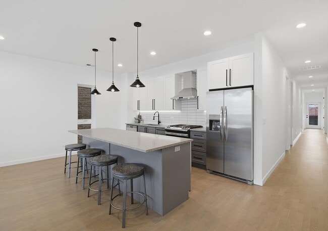 Building Photo - 5824 N Lincoln Ave