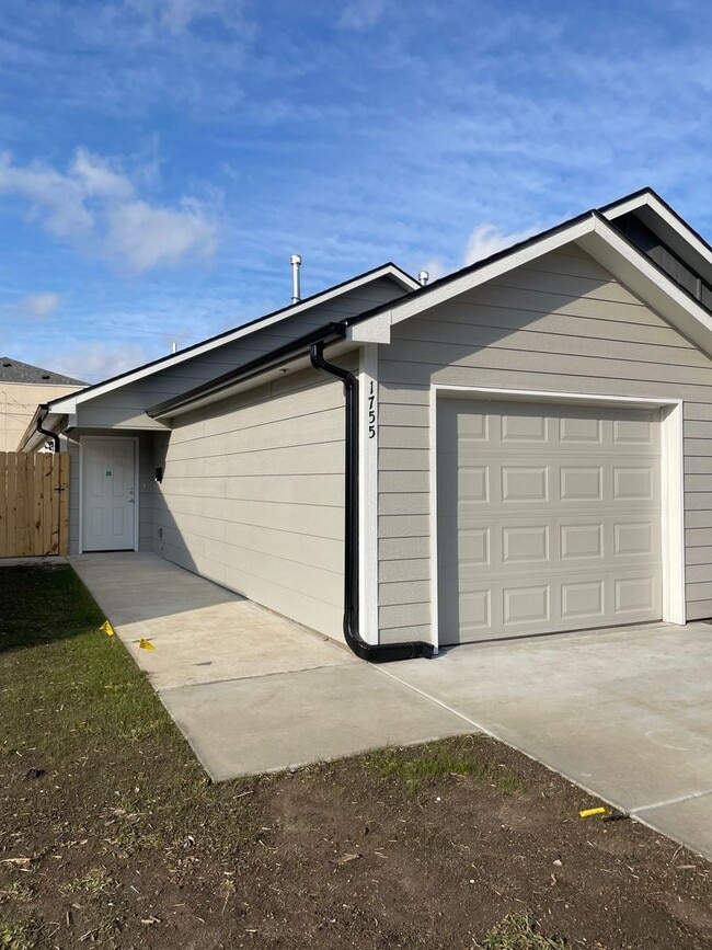 Building Photo - 3 Bedroom 2 bath Duplex with Garage Near WSU
