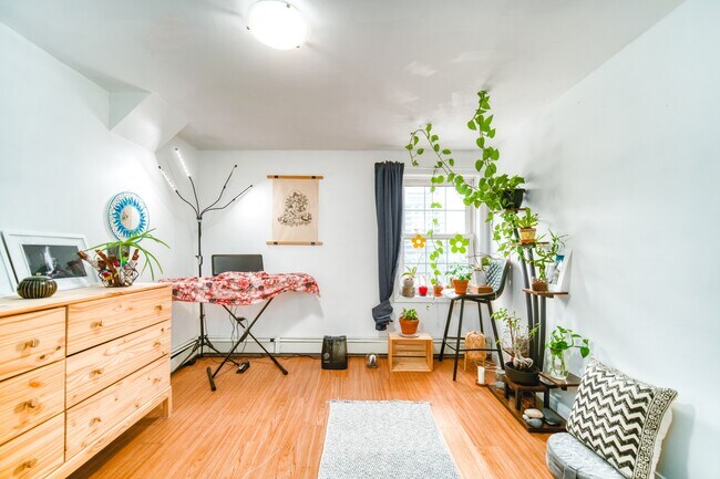 Building Photo - 1338-1338 Hollis St