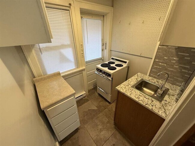 Building Photo - 10 Howard Pl