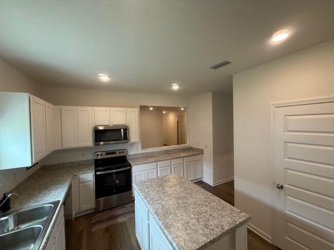 Foto del edificio - Beautiful 3/2 Single Family house with 2 car garage