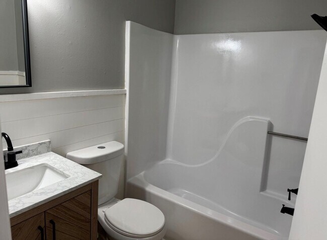 Foto del edificio - 900 Stevens Ct NE