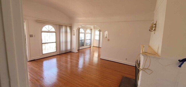 Building Photo - 1150 W 65th St