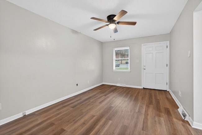 Building Photo - 1350 Dix Dr