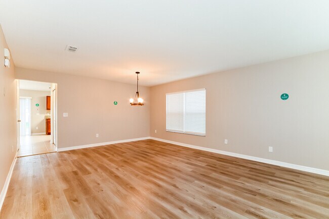 Building Photo - 1382 Karok St