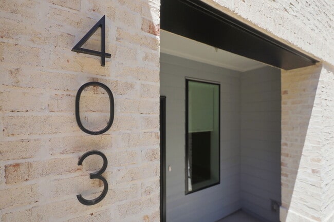Foto del edificio - 403 Chatham View Rd