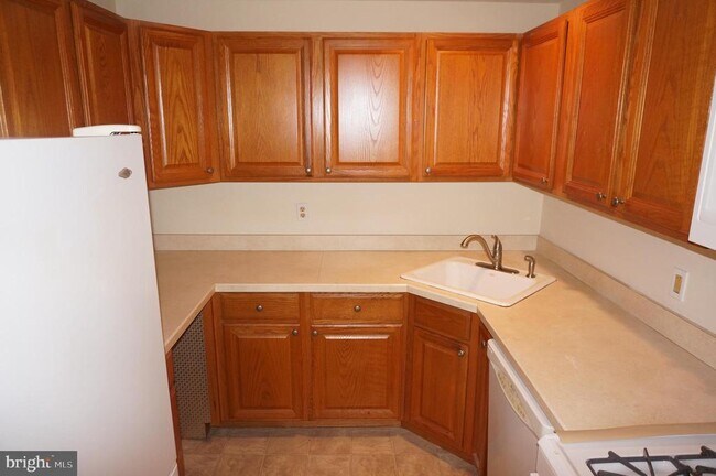 Building Photo - 825 Haws Ave
