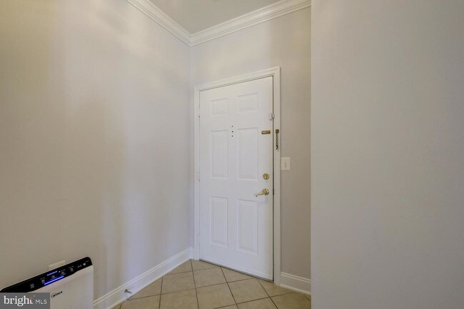 Building Photo - 5800 Clipper Ln