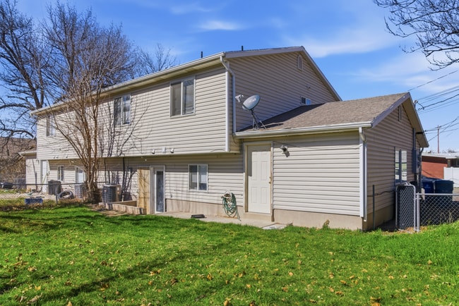 Building Photo - 464 E Center St