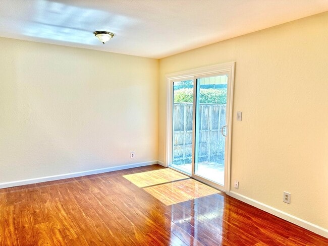 Building Photo - $2,800 / 2 BR - GORGEOUS TOWNHOUSE IN IRVINGTON-CENTRAL FREMONT