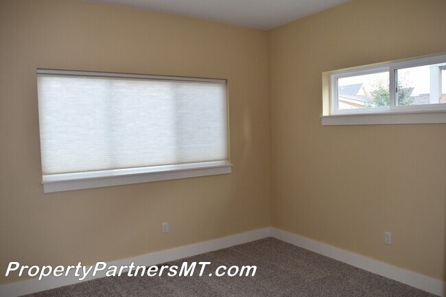 Building Photo - Modern luxury home near Valley West Park