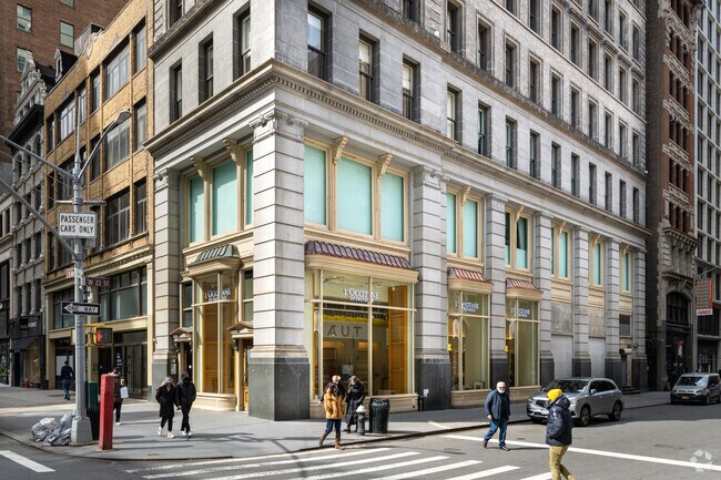 Exterior de venta al por menor en esquina - 170 Fifth Ave