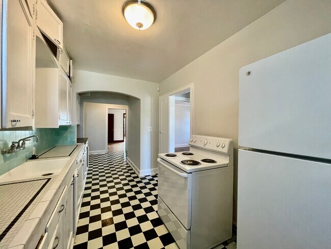 Building Photo - 5518 Troost Ave