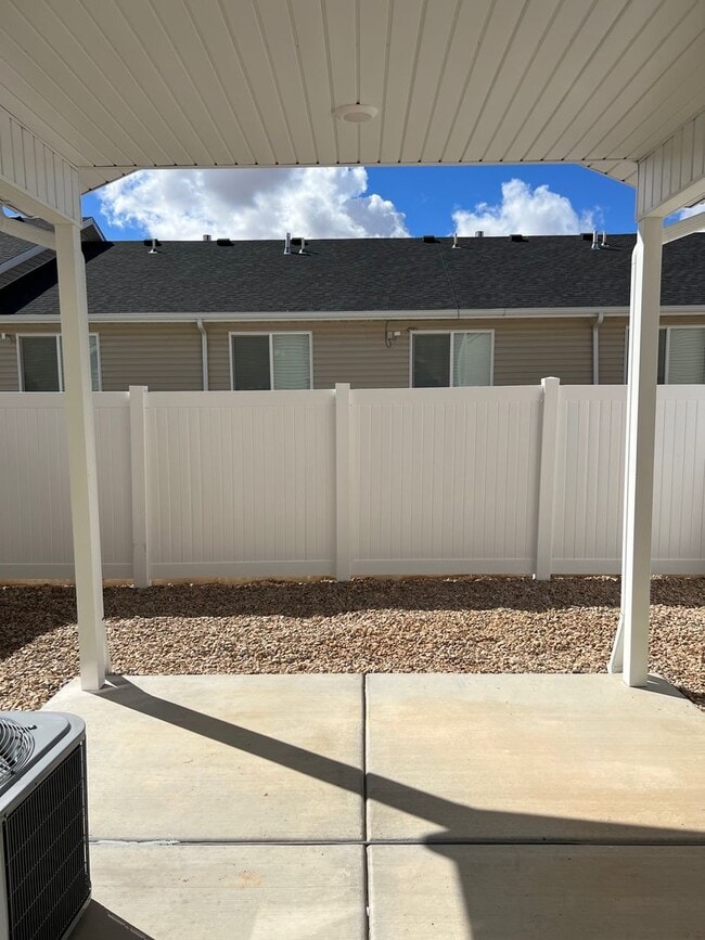 Building Photo - Townhome in Cedar Bend HOA