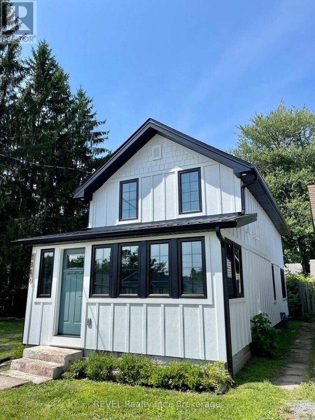Building Photo - 3846 Roxborough Ave