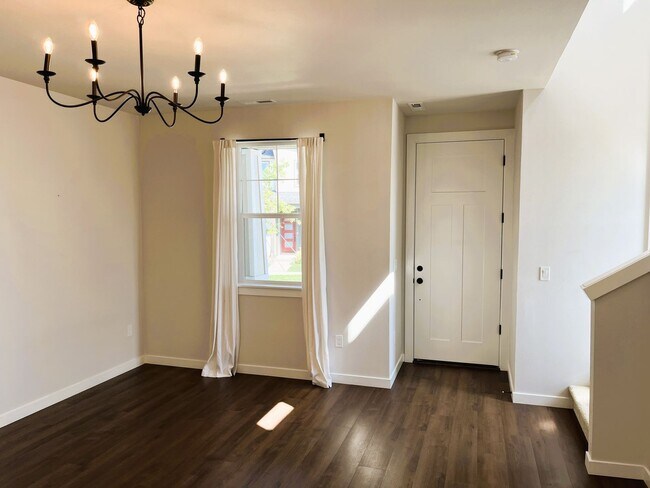 Foto del edificio - Modern Luxury Meets Convenience in Hillsboro