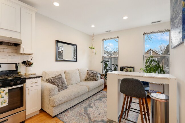 Foto del edificio - 2425 N Greenview Ave