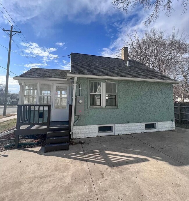 Building Photo - 2 bed, 1 bath Single Family Home Near Downtown!
