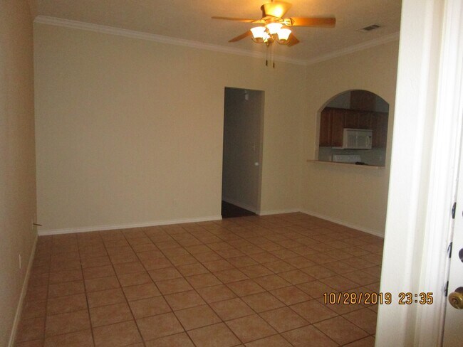 Foto del edificio - College Station - Spacious 3 bedroom/ 3 bath duplex off Graham Rd