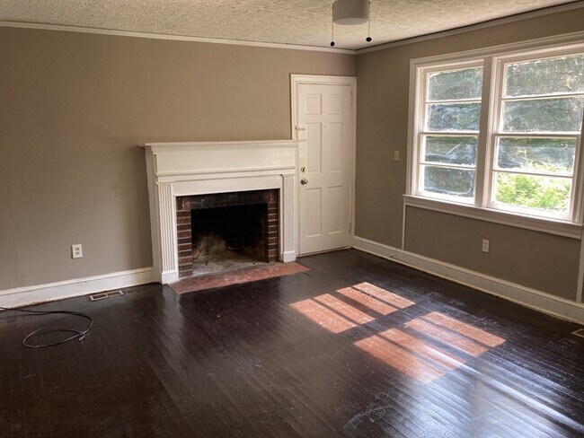 Building Photo - 3 Bedroom 1 Bathroom