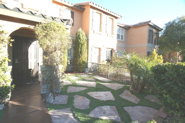 Foto del edificio - 3 bed, 2 1/2 bath, 2 car garage townhome i...