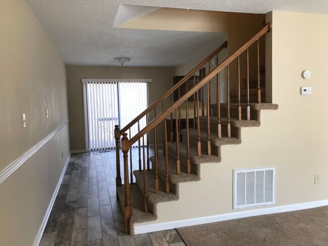 Building Photo - 2 BD/ 1.5 BA Townhouse in Prime West Oak R...