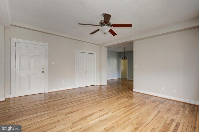 Building Photo - Spacious 1-Bedroom Apartment in the Heart ...