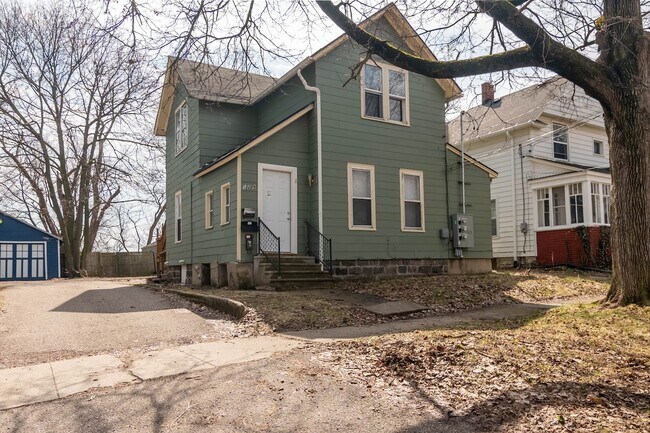 Frente de la propiedad - 529 McCourtie St