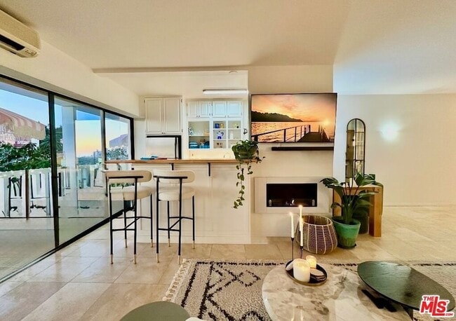 Building Photo - 999 N Doheny Dr