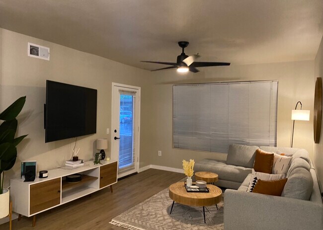 Foto del edificio - 4925 E DESERT COVE Ave