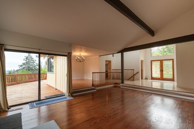 Foto del edificio - Los Gatos Mountain Living at its Best! Gated 1 Acre lot! Spacious 5 bedroom House! Pool!