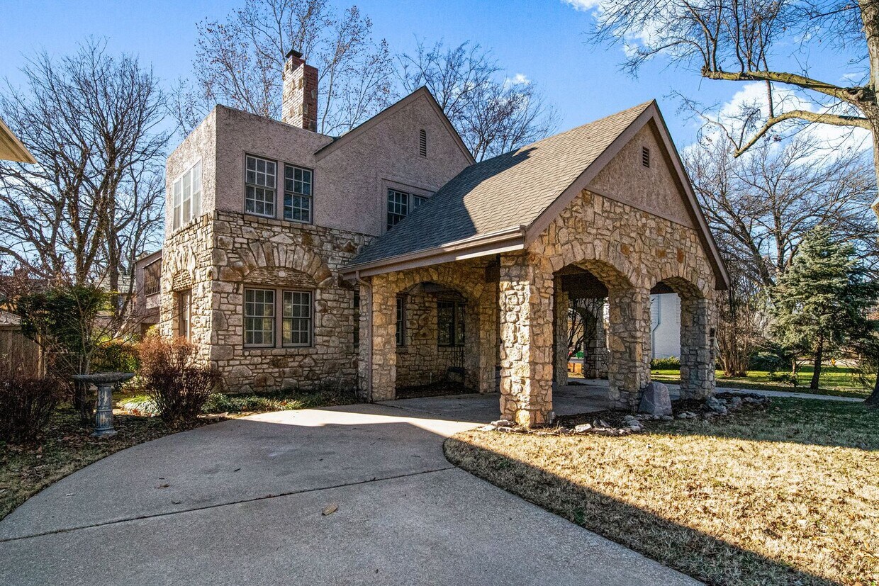 Primary Photo - Looking for that great midtown location?