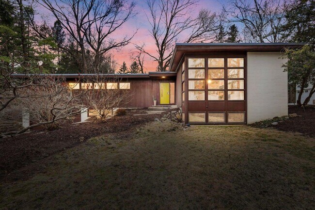 Building Photo - Mid-Century Home