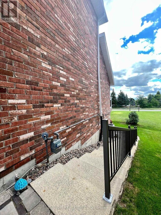 Building Photo - 9 Moynes Ct