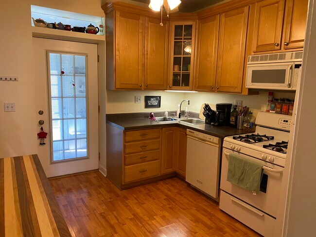 Kitchen - 2013 W Cortland St
