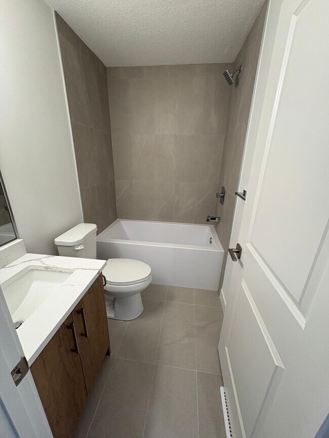 Building Photo - 3 Bed 2.5 Bath Unit in Calgary, AB