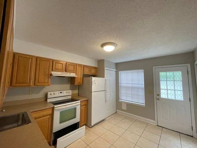 Building Photo - 2bd/1.5ba Townhome super close to CMC, HGT...