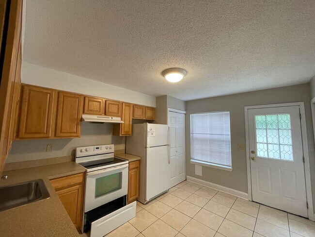Building Photo - 2bd/1.5ba Townhome super close to CMC, HGTC and CCU! Some utilities included!