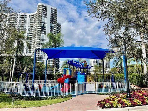 Foto del edificio - 3500 Mystic Pointe Dr