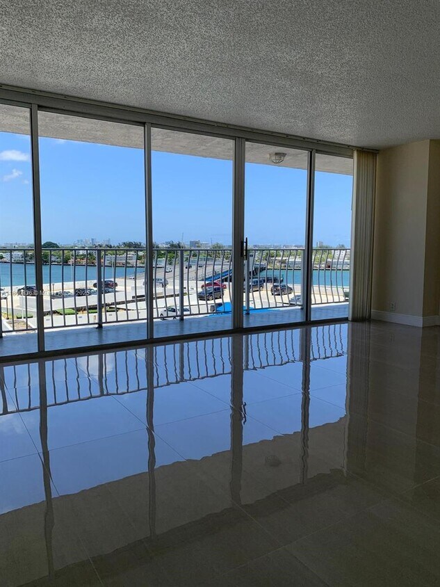 Foto principal - 7601 E Treasure Dr