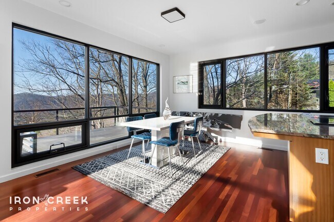 Foto del edificio - Luxury Furnished Home on Town Mountain