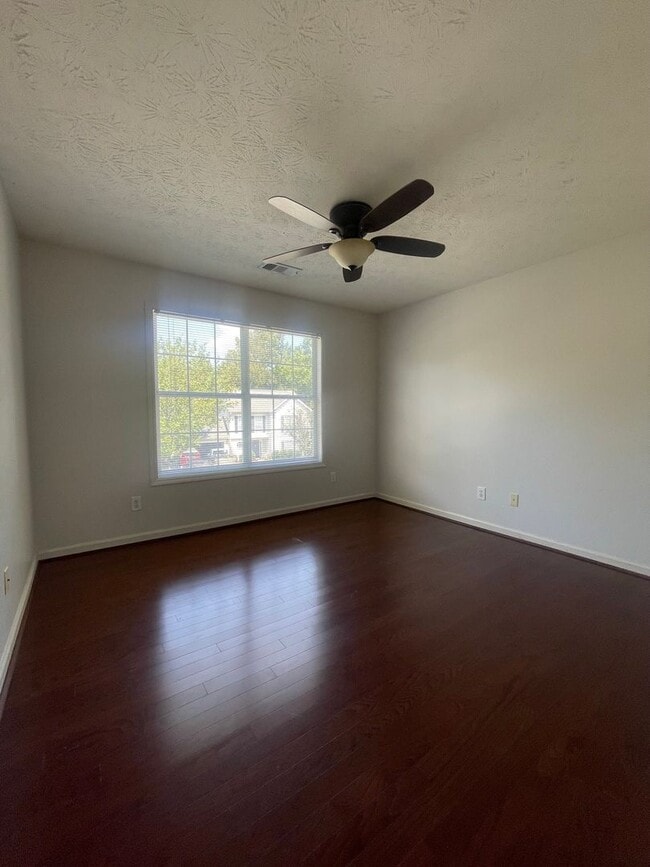 Building Photo - House in Auburn with fenced back yard!