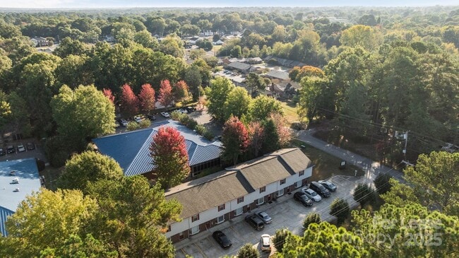 Foto del edificio - 1614 Bradford Ct