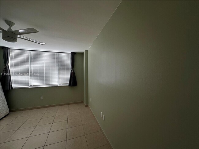Building Photo - 4001 Hillcrest Dr
