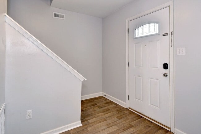 Foto del edificio - Cute Two Story With Nice Upgrades