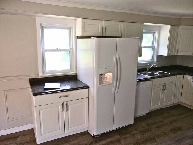 Foto del edificio - 4-Bedroom Home for Rent Summer 2026