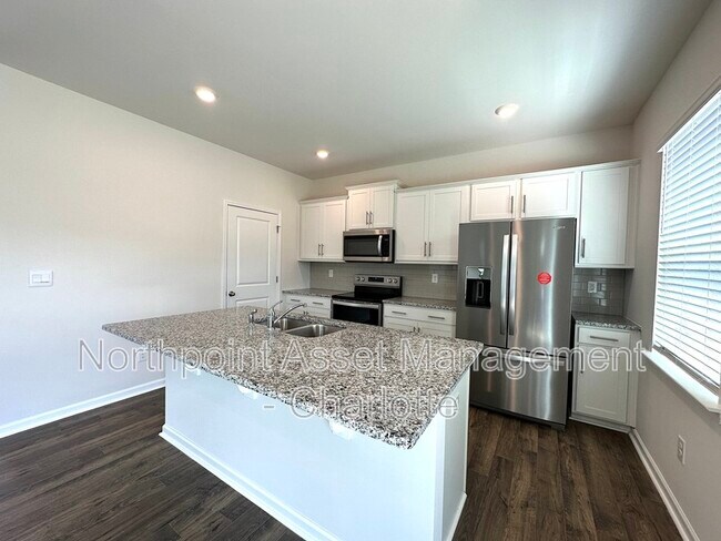 Building Photo - 3504 Hackberry Blvd